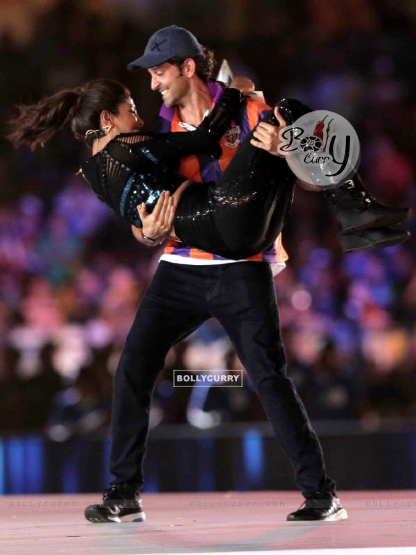 Hrithik carries Priyanka at the Opening Ceremony of the Indian Super League
