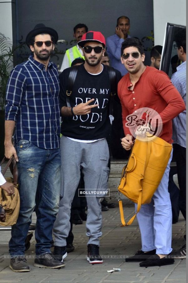 Aditya Roy Kapur, Ranbir Kapoor and Ayan Mukerji pose for media at Airport