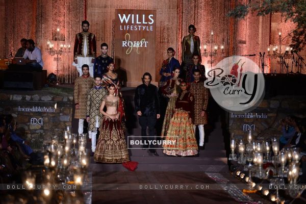 Arjun Rampal walks the ramp for Rohit Bal at the Grand Finale of Wills Lifestyle India Fashion Week