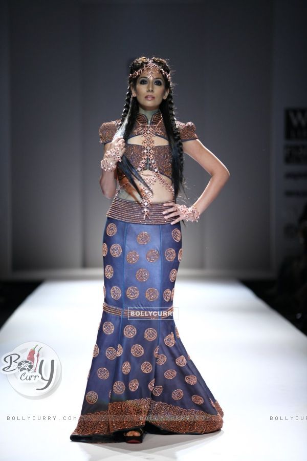 Monica Dogra walks the ramp for Annaikka at the Grand Finale of Wills Lifestyle India Fashion Week