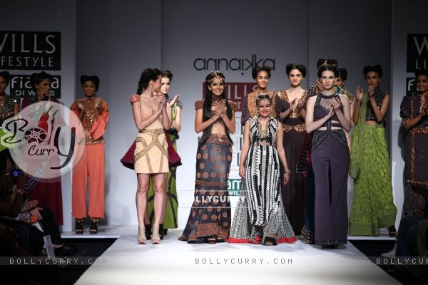 Monica Dogra walks the ramp for Annaikka at the Grand Finale of Wills Lifestyle India Fashion Week