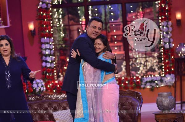 Sumona Chakravarti gives Boman Irani a hug on Comedy Nights with Kapil (341077)