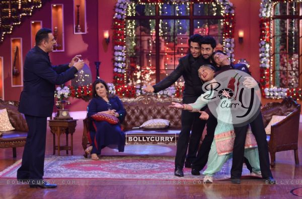 Dadi poses for a photo with Happy New Year Team on Comedy Nights with Kapil (341081)
