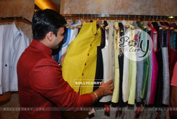 Vivek Oberoi checks out the designs at Kirti Rathore Store Launch