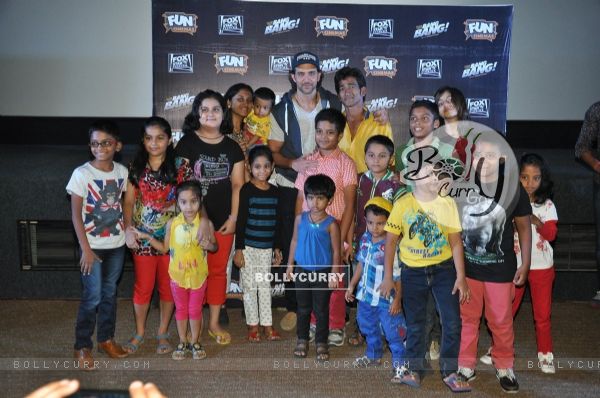 Hrithik Roshan poses with kids at the Special Screening of Bang Bang