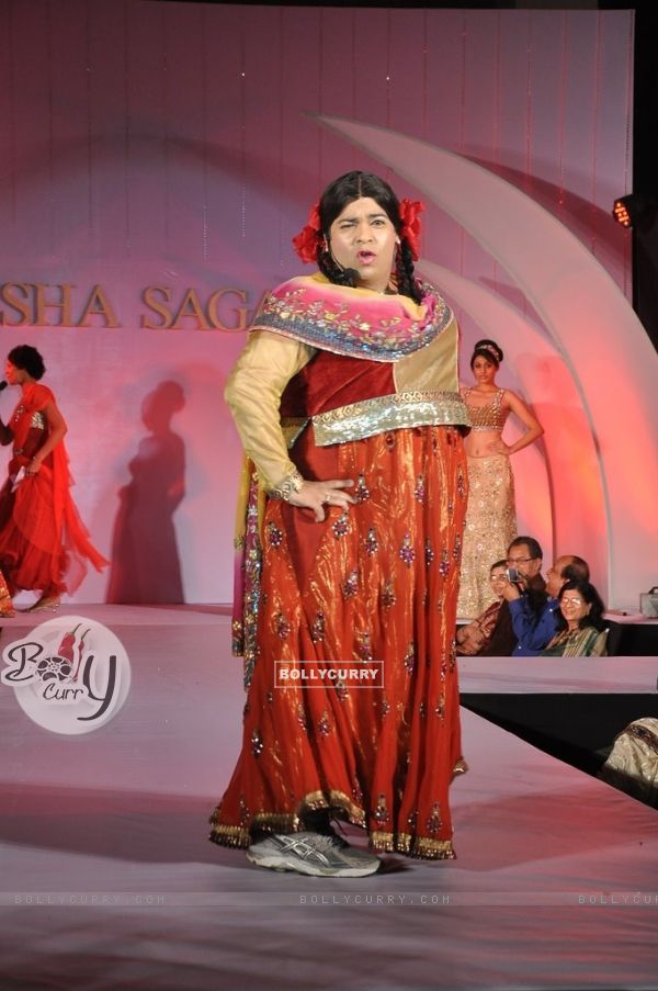 Kiku Sharda as Palak walks the ramp at Nisha Sagar Show