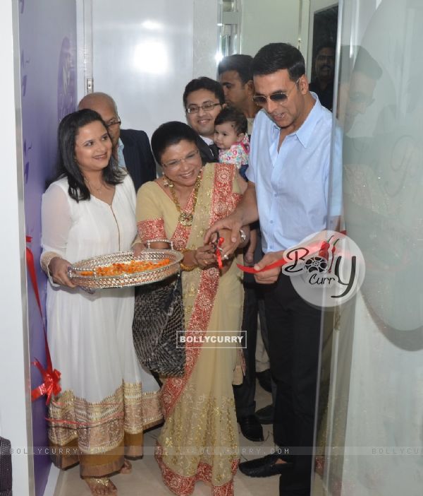 Akshay Kumar inaugurating Dr. Trasi's La Piel Clinic