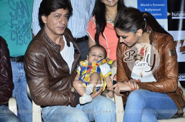 Shahrukh Khan with a baby fan at the Happy New Year Event (341805)