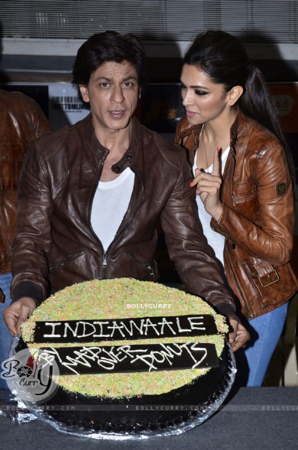 Shahrukh Khan shows off the Mad Over Donuts, Happy New Year cake (341810)