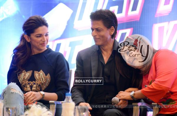 Deepika Padukone, Shah Rukh Khan and Farah Khan share a laugh during the Promotion of Happy New Year (341868)