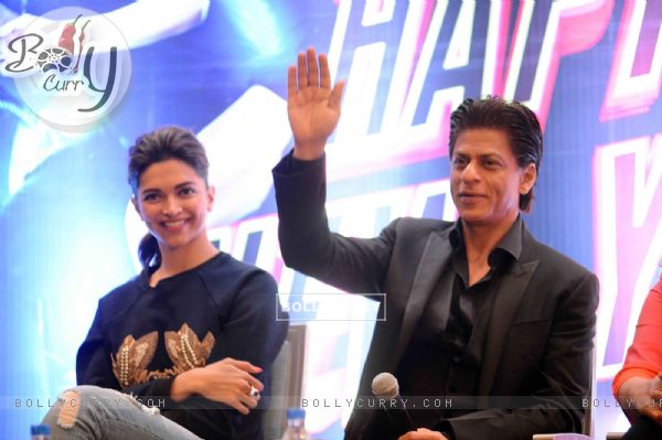 Shah Rukh Khan waves out to his Fans at the Promotions of Happy New Year in Delhi (341869)