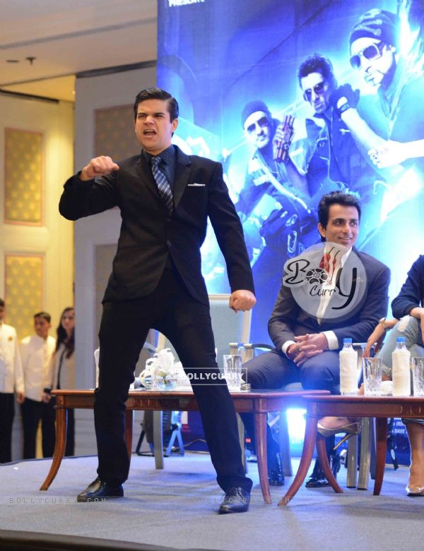 Vivaan Shah shakes a leg at the Promotions of Happy New Year in Delhi (341870)