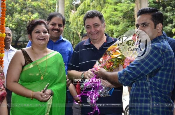 Rishi Kapoor felicitated with a bouquet of flowers at a Special Art Show Preview