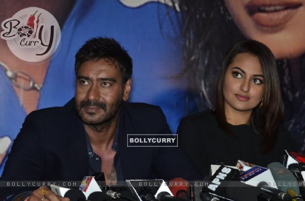 Sonakshi Sinha and Ajay Devgn snapped on the Sets of KBC 8 (342433)