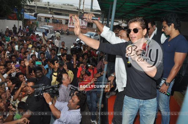Shahrukh Khan greets his Fans at the theatre (342533)