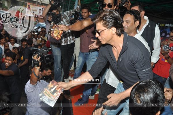 Shahrukh Khan distributes the Happy New Year DVDs among his Fans at the theatre (342534)
