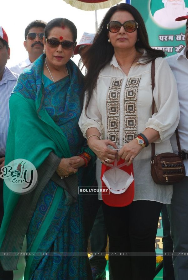 Poonam Dhillon poses with Sunanda Shetty at Cleanliness Drive