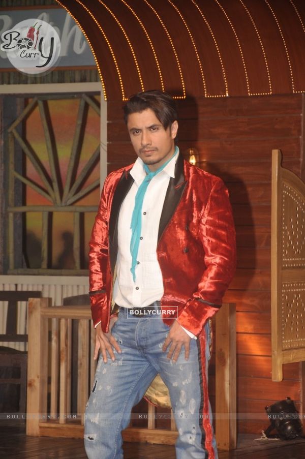 Ali Zafar poses for the media at the Song Launch of Kill Dil (342822)