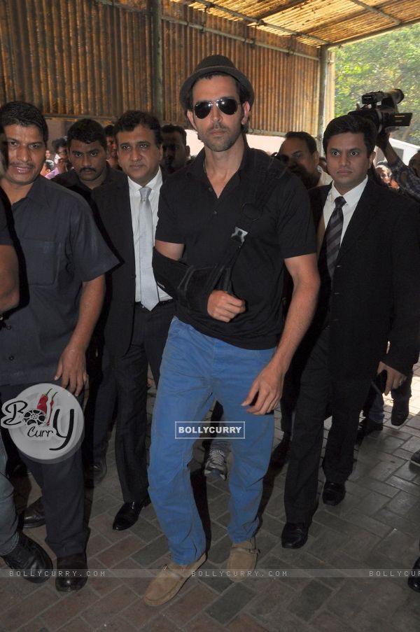 Hrithik Roshan poses for the media at Bandra Court