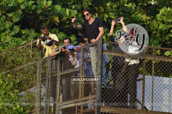 Shahrukh Khan greets his fans