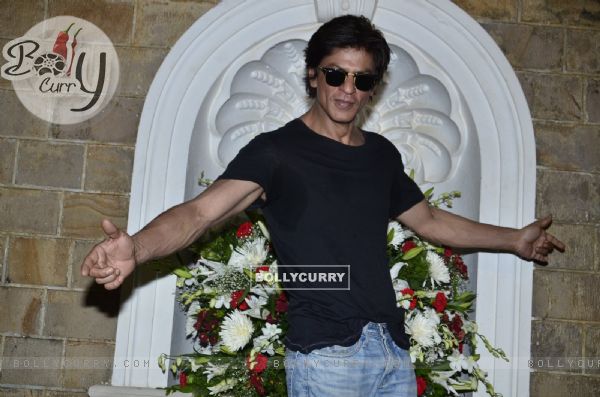 Shahrukh Khan strikes his signature pose on his Birthday
