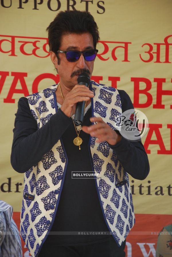 Shakti Kapoor addressing the crowd at Cleanliness Drive by Nahar Group