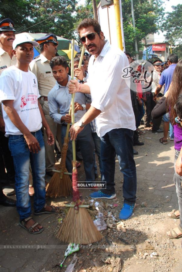 Mukesh Rishi snapepd at Cleanliness Drive by Nahar Group