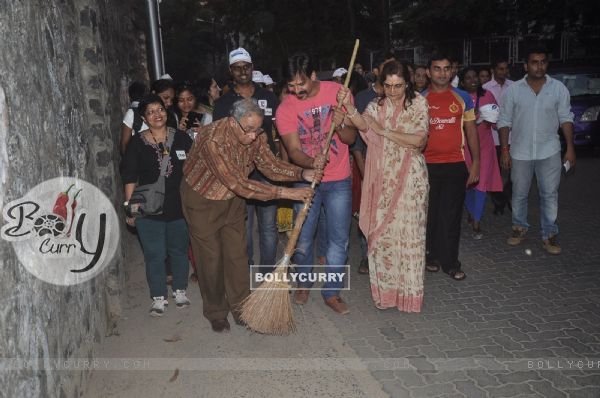 Vivek Oberoi was snapped cleaning the road at CPAA Cleanliness Drive