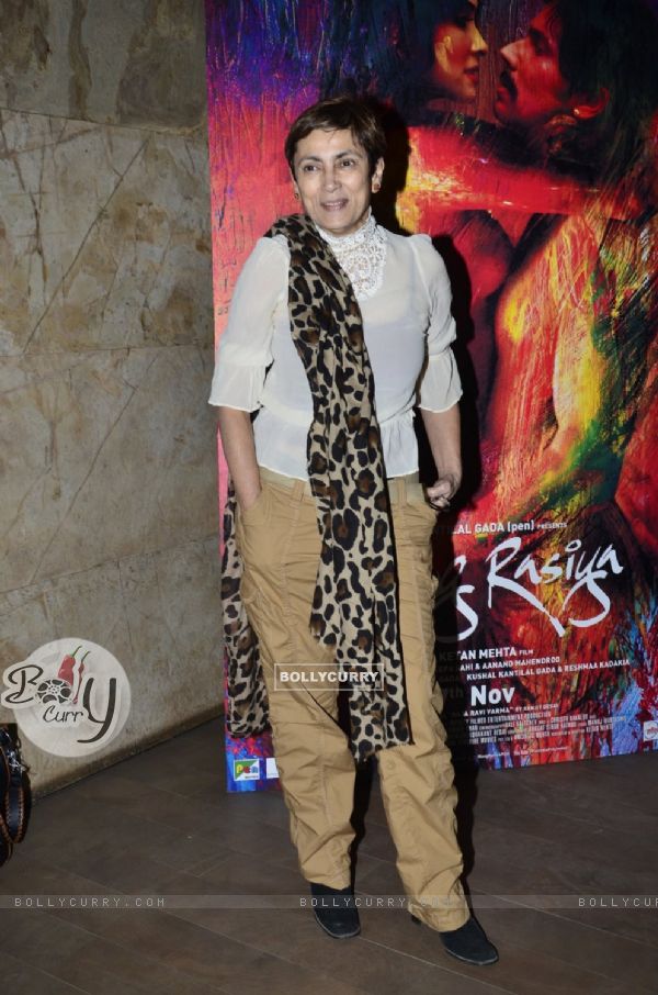 Deepa Sahi poses for the media at the Special Screening of Rang Rasiya (343219)