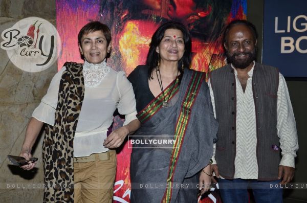 Deepa Sahi and Ketan Mehta pose with Sarika at the Special Screening of Rang Rasiya (343222)