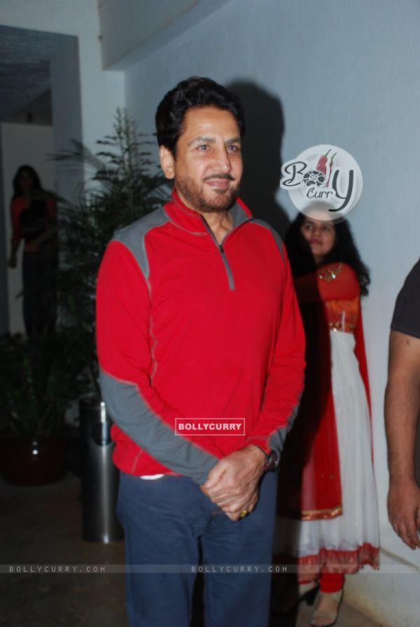 Gurdas Maan poses for the media at the Special Screening of Chaar Sahibzaade (343344)