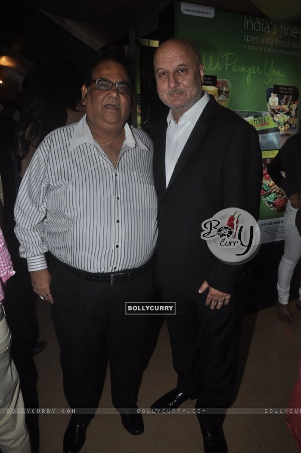 Anupam Kher poses with Satish Kaushik at the Premier of The Shaukeens
