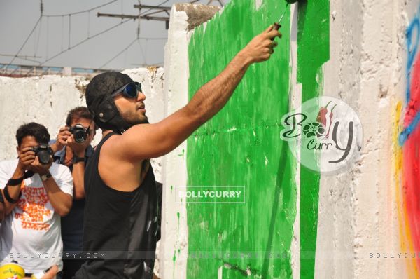 Ranveer Singh was snapepd painting the wall at Kill Dil Graffiti Event