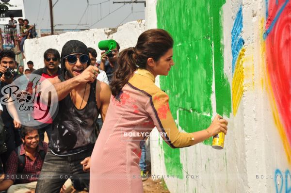 Parineeti Chopra was snapepd painting the wall at Kill Dil Graffiti Event