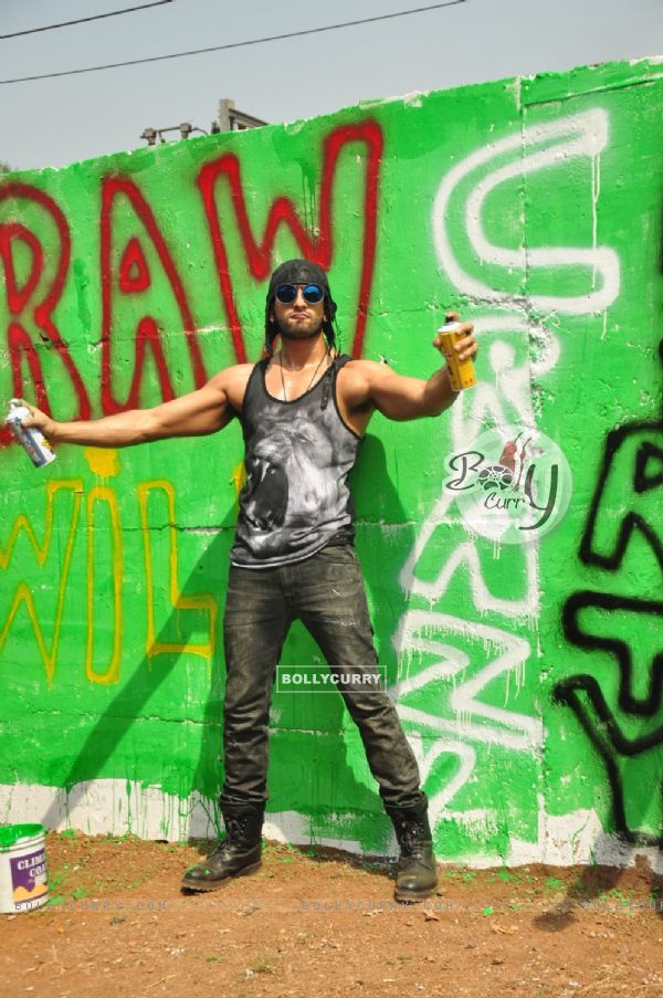Ranveer Singh poses for the media at Kill Dil Graffiti Event