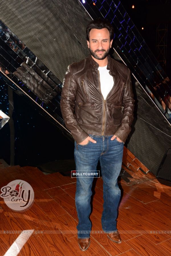 Saif Ali Khan pose for the media at the Promotions of Happy Ending on India's Raw Star (344120)