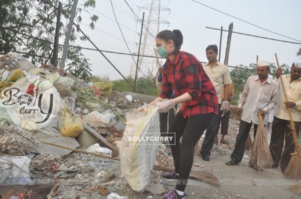 Tammanah cleans the garbage at a Cleanliness Drive