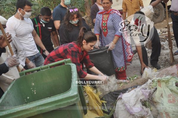 Tammanah picks up the garbage at a Cleanliness Drive
