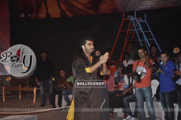 Arjun Kapoor greets the audience at the Trailer Launch of Tevar (344141)