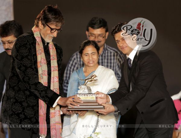Amitabh Bachchan and Shah Rukh Khan present Mamata Banerjee with a Trophy at Kolkatta Film Festival
