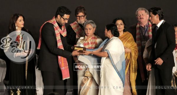Mamata Banerjee presents an award to Abhishek Bachchan at Kolkatta Film Festival