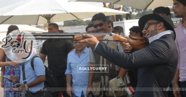 Ranveer Singh tries his hand at rifel shooting at Jagatpura Shooting Range