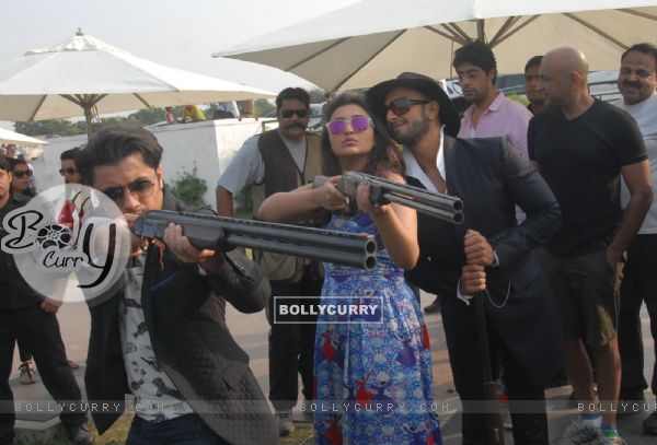 Parineeti Chopra and Ali Zafar try rifel shooting at Jagatpura Shooting Range (344233)