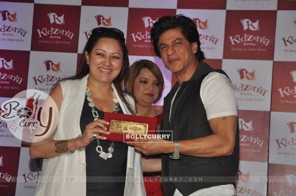 Shahrukh Khan being felicitated at KidZania