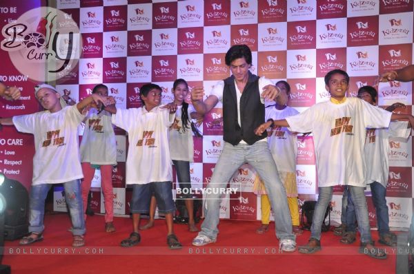 Shahrukh Khan performs with kids at KidZania