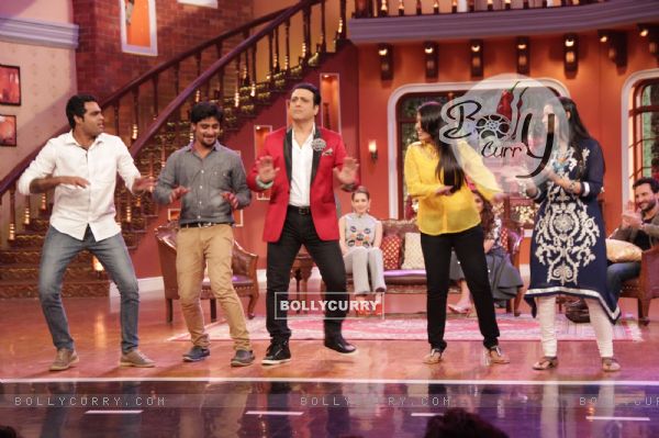 Govinda shakes a leg with his fans at the Promotions of Happy Ending on Comedy Nights With Kapil (344319)