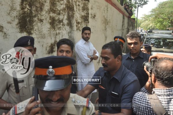 Abhishek Bachchan was snapped at Ravi Chopra's Funeral to pay homage