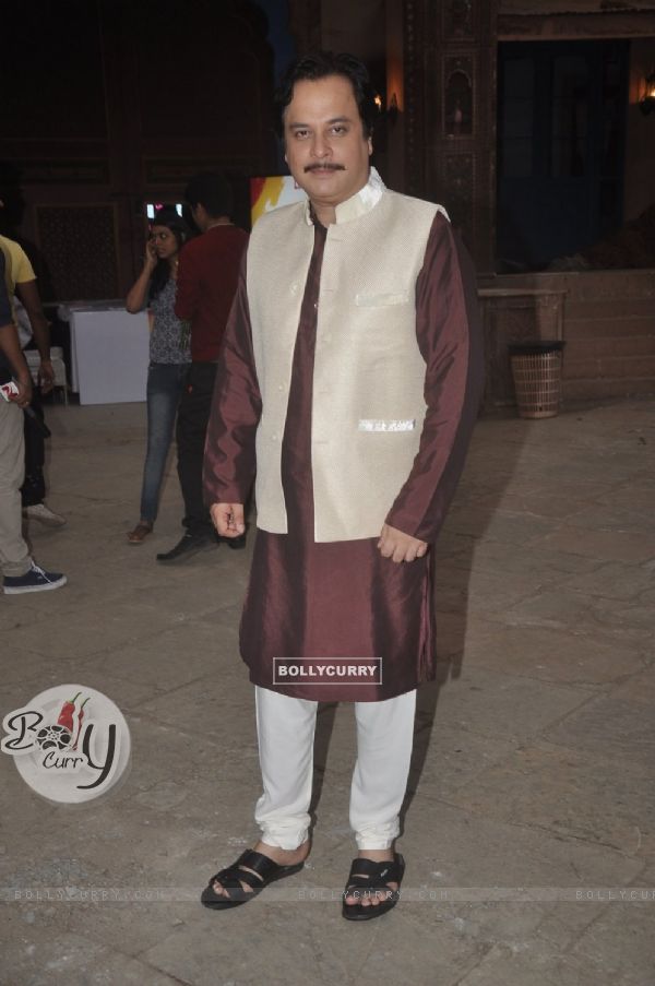 Mahesh Thakur poses for the media at the Launch of Mere Rang Mein Ranganewali