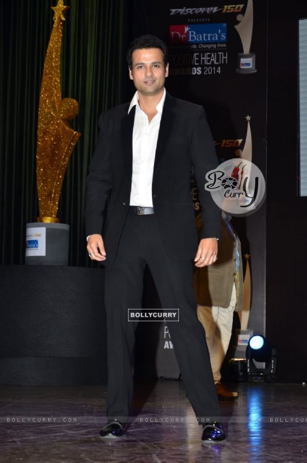 Rohit Roy poses for the media at Positive Health Awards