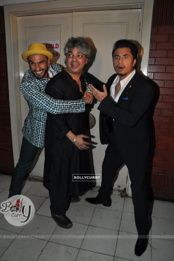 The cast strikes a candid pose at the Special Screening of Kill Dil (344699)